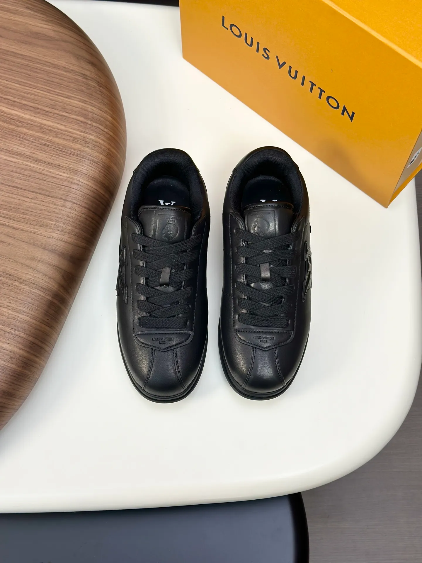 Factory direct sale ¥700💰Full set of packaging💰Top version LV-Louis Vuitton-Classic catwalk new style 1:1 developed replica of the original version! ! The upper foot is very comfortable. It is made of luxurious materials and fine workmanship. The midsole is printed with English letters "Made in Europe". The upper is made of calfskin imported from Italy. The side is decorated with the brand's LOGO and signature. The latest latex foot pads and mesh lining make the foot feel super comfortable. Original factory special supply of original two-color T men's shoes 💰U combination outsole. Bag technology Goodyear stitched edges Fabric: Exclusive custom first-layer cowhide Accessories: Exclusive private model Vuitton logo, lining: Customized silk mesh lining - first-layer silk cowhide lining Outsole: T men's shoes 💰U combination outsole wear-resistant, non-slip and anti-yellowing Foot pads: new latex pads-mesh sweat-absorbent Counter technology: fully computerized sewing machine wire drawing Toe cap Back cover Hot and cold shaping A complete set of pull-top lasts with medium and low logo patterns. Counter packaging - shoelaces, certificates, cards, instructions, certificates, dust bags. The most comprehensive packaging on the Internet. Men's model 339-44 (38/45 custom-made, non-returnable!